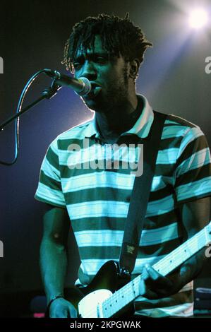 BLOC PARTY, SILENT ALARM TOUR, 2005: A Young Kele Okereke from Bloc Party on the NME Tour at Cardiff University, 6 febbraio 2005. Fotografia: ROB WATKINS. INFO: Bloc Party è un gruppo musicale indie rock britannico formatosi nel 1999. Noti per il loro suono energico e i testi perspicaci, hanno guadagnato importanza con il loro album di debutto "Silent Alarm". Lo stile dinamico della band fonde influenze post-punk, elettroniche e alternative rock. Foto Stock