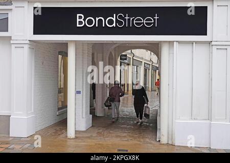 Il cartello di BondStreet sopra il nuovo vicolo offre accesso pedonale al nuovo sviluppo commerciale di Bond Street, direttamente fuori Chelmsford High Street Essex Inghilterra UK Foto Stock