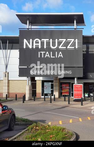 Natuzzi Italia un italiano di mobili di retail business con grande negozio segno sopra entrata al negozio sul Regno Unito Lakeside Retail Park West Thurrock Essex Foto Stock