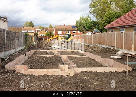 Nuova casa indipendente pronta per pronta fondazione mista in calcestruzzo pompato lasciato in casseri in legno compensato permanente casseri supporta anche Essex trench in argilla UK Foto Stock