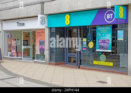 Marchio 'tre' a British telecomunicazioni internet negozio di telefonia mobile adiacente EE BT servizi simili in locali adiacenti Brentwood Essex Inghilterra UK Foto Stock