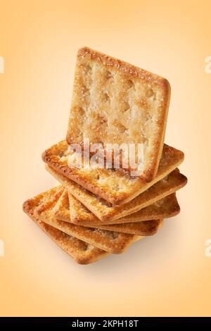 Un mucchio di sette cracker dolci zuccherati con uno in piedi sopra di esso Foto Stock