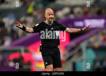 Arbitro Anthony Taylor durante la partita del Gruppo H della Coppa del mondo FIFA allo stadio Education City di al-Rayyan, Qatar. Data immagine: Lunedì 28 novembre 2022. Foto Stock