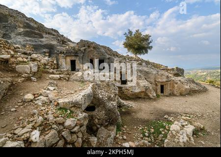 Rovine e tombe di Tlos, un'antica città Licia vicino alla città di Seydikemer, Mugla, Turchia. Foto Stock