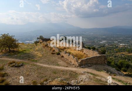 Rovine e tombe di Tlos, un'antica città Licia vicino alla città di Seydikemer, Mugla, Turchia. Foto Stock