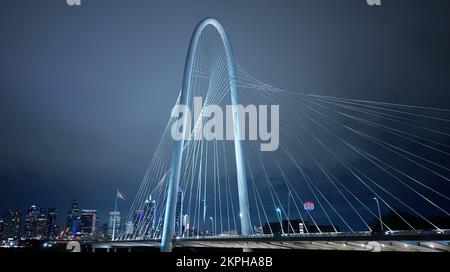 Margaret Hunt Hill Bridge a Dallas Texas di notte - DALLAS, STATI UNITI - 30 OTTOBRE 2022 Foto Stock