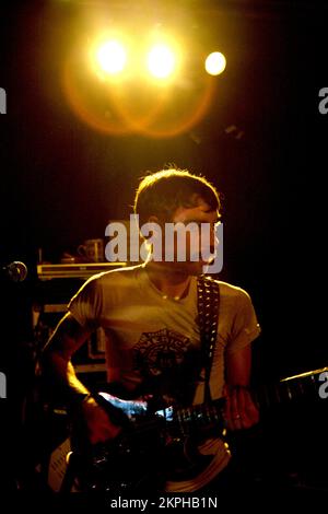 Jared Swilley, cantante e bassista del gruppo alternative rock The Black Lips di Atlanta, Georgia, al Clwb Ifor Bach di Cardiff durante il SWN Festival l'11 novembre 2007. Fotografia: ROB WATKINS. INFO: The Black Lips è un gruppo musicale garage rock statunitense formatosi nel 1999 ad Atlanta, Georgia. Conosciuti per le loro esibizioni dal vivo selvagge e il suono grezzo, fondono influenze punk, rock e psichedeliche, ottenendo un seguito di culto con album come "Arabia Mountain" e "Good Bad Not Evil". Foto Stock