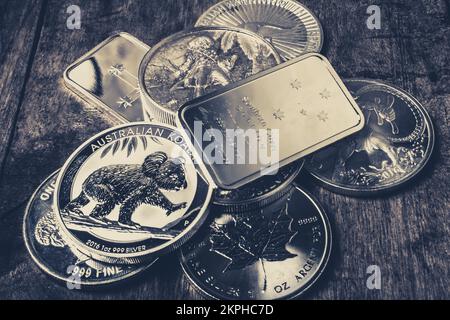 Ancora vita investimento in beni fisici con monete d'argento in 1 oncia di round Foto Stock