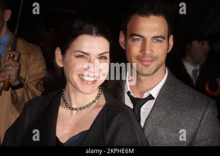 Julianna Margulies e il marito Keith Lieberthal assistono all'esibizione serale di apertura di 'quella Stagione di Campionato' al Bernard B Jacobs Theatre di New York il 6 marzo 2011. Photo Credit: Henry McGee/MediaPunch Foto Stock