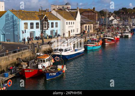 Barche ormeggiate lungo il porto di Weymouth, la banchina di Weymouth a Weymouth, Dorset UK nel mese di ottobre Foto Stock