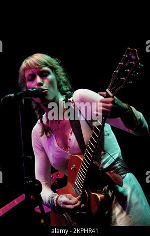 CERYS MATTHEWS, CONCERTO, 2006: La cantante folk rock Cerys Matthews (ex-Catatonia) si esibisce dal vivo al The Point di Cardiff, 24 luglio 2006. Fotografia: ROB WATKINS. INFO: Cerys Matthews, la cantante gallese, cantautrice ed ex frontwoman dei Catatonia, ha intrapreso una carriera solista di successo. I suoi album, tra cui "Cockahoop" e "Don't Look Down", mostrano una miscela di folk, country e blues, mettendo in evidenza la versatile musicalità di Matthews e la sua abilità di compositore. Foto Stock