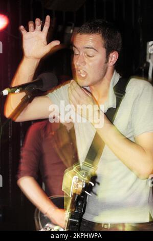 TOM SMITH, YOUNG THE EDITORS, 2005: Un giovane cantante Tom Smith DEGLI EDITORI in un concerto all'inizio della carriera al Sweaty Barfly Club di Cardiff, Galles, Regno Unito, il 30 2005 luglio. Fotografia: ROB WATKINS. INFO: Editors è un gruppo musicale indie rock britannico formatosi nel 2002 a Birmingham. Noti per il loro suono atmosferico e i testi oscuri e introspettivi, hanno guadagnato importanza con il loro album di debutto "The Back Room" e successi come "Munich" e "Papillon". Foto Stock