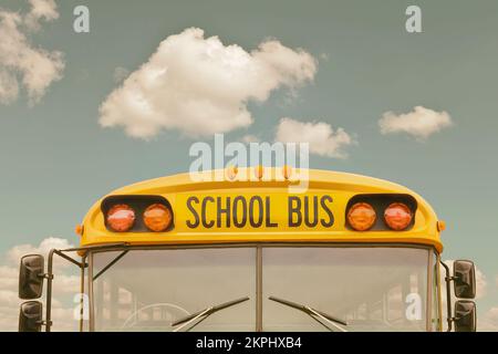 Immagine in stile retrò di un vecchio autobus scolastico giallo americano Foto Stock