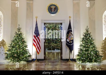 Il Grand Foyer è decorato per Natale alla Casa Bianca il 28 novembre 2022 a Washington, DC a Washington, DC. (Foto di Oliver Contreras/SIP?A USA) Foto Stock