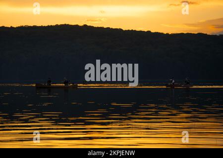 Due canoe galleggianti nel lago Foto Stock