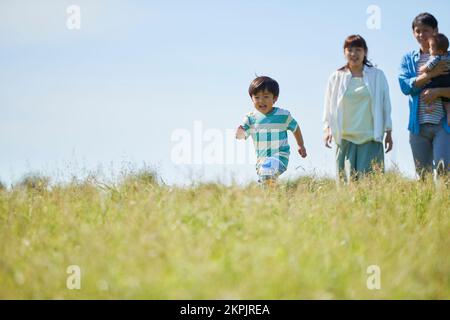 Famiglia giapponese con un sorriso e cielo blu sullo sfondo Foto Stock