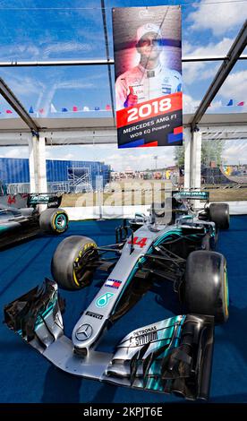 Sir Lewis Hamiltons 2018, auto da corsa Mercedes AMG F1 W09 EQ Power+ vincitrice del campionato, in mostra al Silverstone Classic 2022 Foto Stock