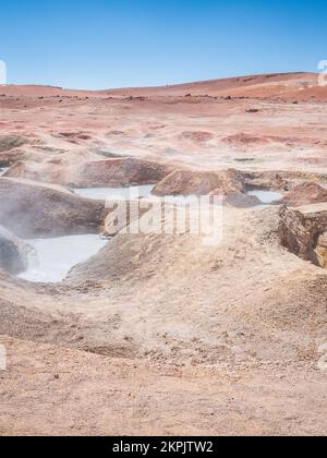 Pozze di fango bollente a Sol de Mañana (Morning Sun) Area geotermica nella Riserva Nazionale Eduardo Avaroa, Bolivia Foto Stock