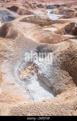 Pozze di fango bollente a Sol de Mañana (Morning Sun) Area geotermica nella Riserva Nazionale Eduardo Avaroa, Bolivia Foto Stock