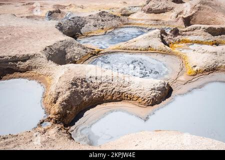 Pozze di fango bollente a Sol de Mañana (Morning Sun) Area geotermica nella Riserva Nazionale Eduardo Avaroa, Bolivia Foto Stock