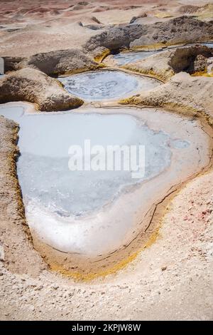 Pozze di fango bollente a Sol de Mañana (Morning Sun) Area geotermica nella Riserva Nazionale Eduardo Avaroa, Bolivia Foto Stock