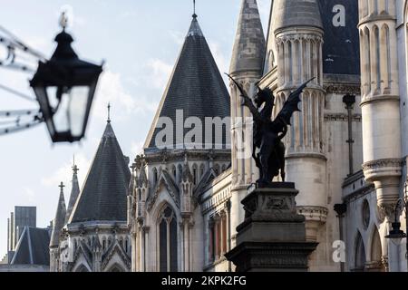 La statua del drago "Griffin" su un piedistallo segna il principale ingresso cerimoniale alla City di Londra, dove lo Strand incontra Fleet Street, in Inghilterra Foto Stock