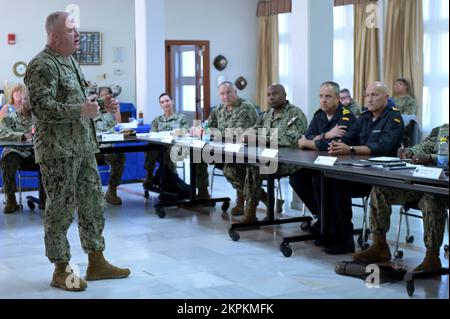 221101-N-UB993-2059 STAZIONE NAVALE ROTA, Spagna (1 novembre 2022) il Master Chief Petty Officer della Marina James Honea fa le sue osservazioni durante i 2022 Stati Uniti Forze navali Europa-Africa Senior arruolato Leadership Sympoisum alla Stazione navale Rota, 1 novembre 2022. Honea sta conducendo visite alla flotta per rispondere alle domande e discutere le sue priorità di competenza nella lotta contro la guerra, sviluppo professionale e di carattere, e la qualità della vita. Foto Stock