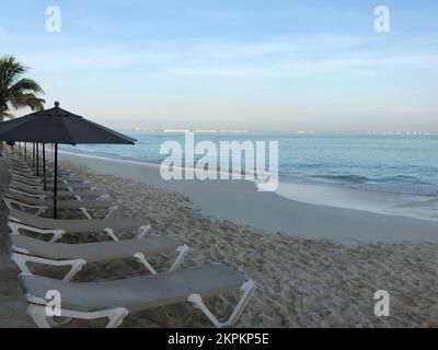 File di lettini vuoti sulla spiaggia di mattina, Playa Norte, Isla Mujeres, Quinta Roo, Messico Foto Stock