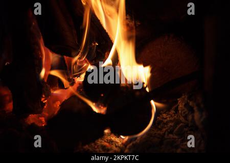 Fuoco luminoso di alta temperatura da legna brucia in camino Foto Stock