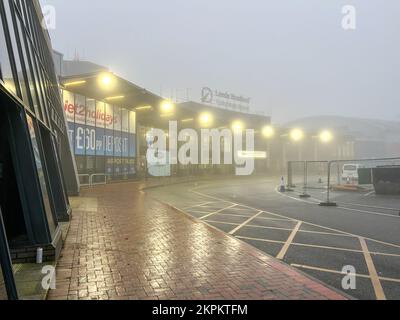 Leeds, Regno Unito. 28th Novembre 2022. I viaggiatori devono affrontare notevoli disagi per l'arrivo e la partenza all'aeroporto di Leeds Bradford a causa della nebbia fitta. LBA è l'aeroporto più alto in Inghilterra, ad un'altitudine di 681ft km/208m km. I voli sono stati deviati verso Manchester e Liverpool. Credit: BRADLEY TAYLOR / Alamy Live News. Foto Stock