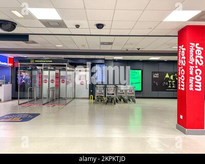 Leeds, Regno Unito. 28th Novembre 2022. I viaggiatori devono affrontare notevoli disagi per l'arrivo e la partenza all'aeroporto di Leeds Bradford a causa della nebbia fitta. LBA è l'aeroporto più alto in Inghilterra, ad un'altitudine di 681ft km/208m km. I voli sono stati deviati verso Manchester e Liverpool. Credit: BRADLEY TAYLOR / Alamy Live News. Foto Stock