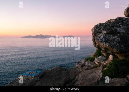 Vista al tramonto delle isole Cies dalle scogliere con una rosa di vento, Monteferro, Nigran, Spagna Foto Stock