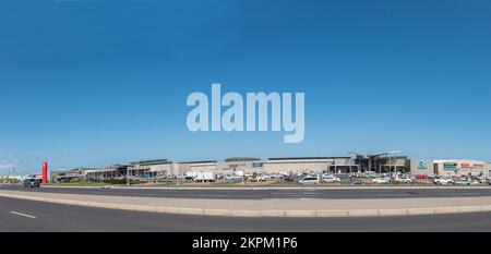 Hermanus, Sudafrica - 20 settembre 2022: Panorama del Centro commerciale Whale Coast di Hermanus nella Provincia del Capo Occidentale. I veicoli sono visibili Foto Stock