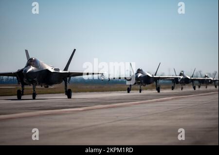 STATI UNITI Air Force F-35A Lightning IIS assegnato a 421st Fighter Squadron, Hill Air Force base, Utah, taxi la linea di volo durante la bandiera a scacchi 23-1 a Tyndall AFB, Florida, 1 novembre 2022. La bandiera a scacchi è un esercizio aereo di grande forza che favorisce la prontezza e l'interoperabilità attraverso l'incorporazione di aeromobili di 4th e 5th generazione durante l'addestramento di combattimento aria-aria. La 23-1 iterazione dell'esercizio si è svolta dal 31 ottobre al 10 novembre 2022. Foto Stock