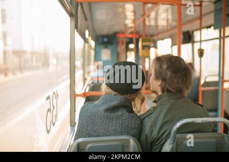 Vista posteriore di una coppia che viaggia in tram, Bielorussia Foto Stock