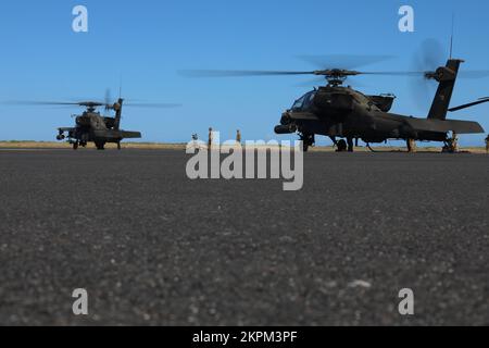 STATI UNITI Esercito AH-64 elicotteri Apache assegnati a 2nd battaglione, 25th Aviation Regiment, 25th Battle Aviation Brigade, 25th Divisione Fanteria condurre controlli di routine, e rifornimento come parte del Joint Pacific multinazionale Readiness Center rotazione 23-01 in Hawaii, 1 novembre 2022. JPMRC 23-01 è un centro regionale di addestramento al combattimento a rotazione che costruisce la preparazione al combattimento nella divisione del Pacifico dell'America ed è un modo chiave per le forze dell'esercito che si impegnano in un ambiente congiunto con alleati e partner regionali. Foto Stock