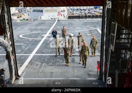 221101-N-ZS023-1048 SAN DIEGO (1 novembre 2022) nave litoranea da combattimento variante dell'indipendenza USS Savannah (LCS 28) marinai e 1st Marine Division Marines camminano nella baia dell'hangar dal ponte di volo della nave, 1 novembre. Gli LCS sono piattaforme veloci, agili e mirate alle missioni, progettate per operare in ambienti vicino alla costa, vincendo contro le minacce costiere del 21st° secolo. LCS supporta missioni di presenza in avanti, sicurezza marittima, controllo marittimo e deterrenza in tutto il mondo. Foto Stock