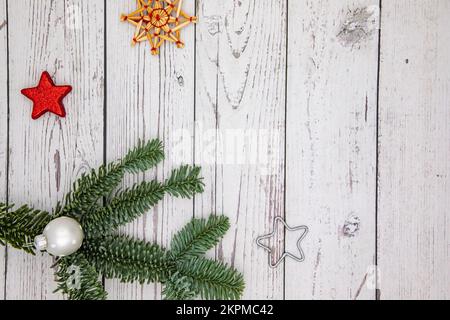 Natale carta advento decorazione con sfondo bianco e spazio per un messaggio personale di design te stesso Foto Stock