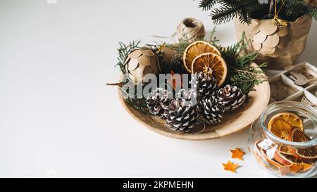Decorazioni naturali Eco-friendly albero di Natale. Zero rifiuti sostenibile ornamento albero di Natale decorazione appeso. Albero di Natale e fette di arancia secca Foto Stock