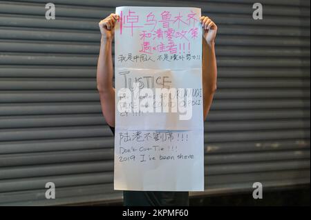 Hong Kong. 28th Nov 2022. Un manifestante tiene un cartello che esprime la propria opinione durante la dimostrazione. Decine di persone si sono riunite in solidarietà con coloro che in Cina si sono mobiliti contro le politiche zero-COVID del governo. Poco dopo aver cantato 'non volere l'autoritarismo, non volere una monarchia', Wong è stato attaccato da un assalitore e bussato a terra. Credit: SOPA Images Limited/Alamy Live News Foto Stock