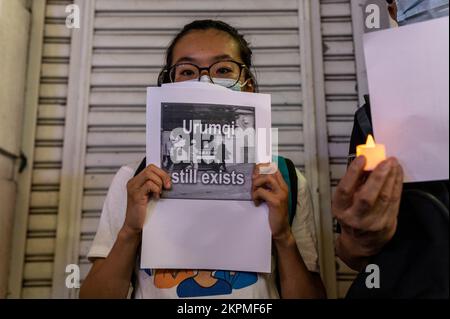 Hong Kong. 28th Nov 2022. Un protester tiene un segno durante una dimostrazione. Decine di persone si sono riunite in solidarietà con coloro che in Cina si sono mobiliti contro le politiche zero-COVID del governo. Poco dopo aver cantato 'non volere l'autoritarismo, non volere una monarchia', Wong è stato attaccato da un assalitore e bussato a terra. Credit: SOPA Images Limited/Alamy Live News Foto Stock