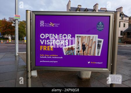 Firma del Parlamento scozzese, fuori dall'edificio del parlamento, scritta sia in inglese che in scozzese Gaelic, Edimburgo, Scozia, Regno Unito. Foto Stock