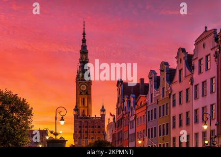 Skyline della città nel centro storico di Danzica al crepuscolo in Polonia. Il Municipio principale e le case a tetto nel centro storico della città. Foto Stock