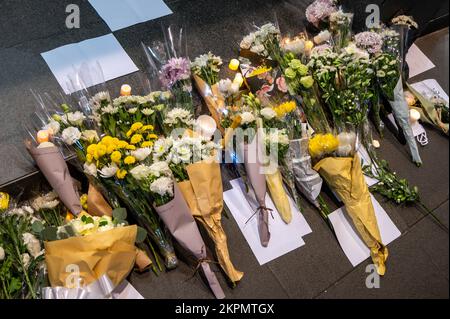 Hong Kong. 28th Nov 2022. Fiori commemorativi e pezzi di carta vuoti lasciati a terra durante una dimostrazione. Decine di persone si sono riunite in solidarietà con coloro che in Cina si sono mobiliti contro le politiche zero-COVID del governo. Poco dopo aver cantato 'non volere l'autoritarismo, non volere una monarchia', Wong è stato attaccato da un assalitore e bussato a terra. (Foto di ben Marans/SOPA Images/Sipa USA) Credit: Sipa USA/Alamy Live News Foto Stock