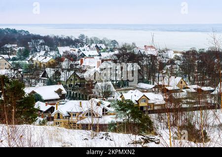 Morskoye Village, Curonian Spit National Park, regione di Kaliningrad, Russia, 8 gennaio 2022. Villaggio costiero, case su un piano. Vista dall'alto. Foto Stock