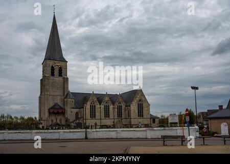 Wichelen, East Flemish Region, Belgium , 11 03 2022 - chiesa cattolica e cimitero del paese Foto Stock