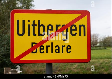 Uitbergen, Fiandre, Belgio, 11 04 2022 - segno giallo della muncipalità di Uitbergen, Berlare Foto Stock