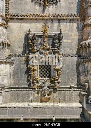 Tomar Portugal - 08 09 2022: Vista dettagliata della finestra gotica portoghese ornata, facciata manuelina, con dettagli ornati, iconica cappella Foto Stock