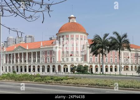 Luanda Angola - 09 17 2022: Vista al Luanda Marginal, BNA - Angola National Bank e Coin Museum edifici, stile di vita del centro, grattacieli moderni Foto Stock