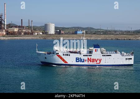 Traghetto Blu Navy al Porto di Piombino, Italia Foto Stock